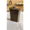Image 10 : Case of drinking flasks