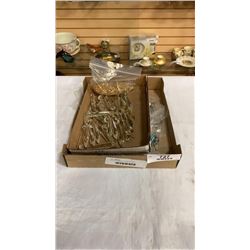 TRAY OF VARIOUS JEWELRY AND BROACHES