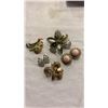 Image 2 : 4 TRAYS OF VARIOUS BROOCHES AND PINS