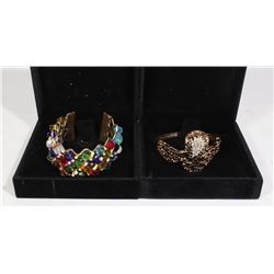 LOT OF TWO BRACELETS IN DISPLAYS