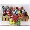 Image 1 : FLAT OF ASSORTED CHRISTMAS TREE BALLS AND
