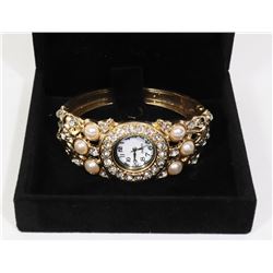 WOMENS PEARL LOOK WATCH IN DISPLAY BOX