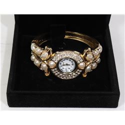 WOMENS PEARL LOOK WATCH IN DISPLAY BOX