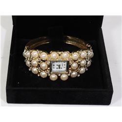 WOMENS PEARL LOOK WATCH IN DISPLAY BOX