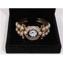 WOMENS PEARL LOOK WATCH IN DISPLAY BOX