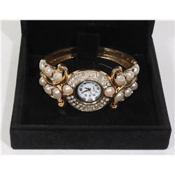 WOMENS PEARL LOOK WATCH IN DISPLAY BOX