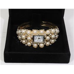 WOMENS PEARL LOOK WATCH IN DISPLAY BOX
