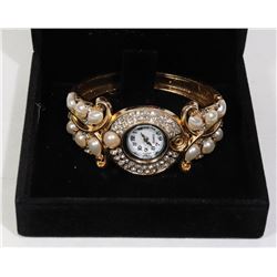 WOMENS PEARL LOOK WATCH IN DISPLAY BOX