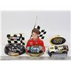 Image 1 : BOX W/ 3 NASCAR DIECAST CARS ON STANDS