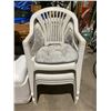 Image 1 : 4 stacking chairs 1 cushion