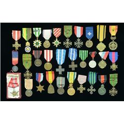 LARGE LOT OF 30 FOREIGN MILITARY MEDALS.