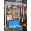 Image 6 : Hockey cards and magazines
