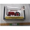 Image 2 : IH highly detailed International Cub Lo Boy tractor 1/16 (NIB)