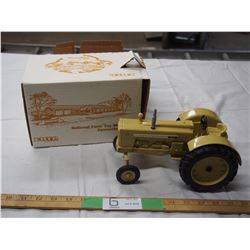 ERTL Cockshutt 560 tractor national farm toy museum 1/16 (NIB)