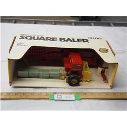 ERTL New Holland square baler 1/16 (NIB)