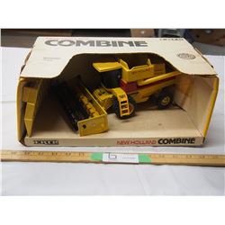 ERTL New Holland combine 1/32 scale (NIB)