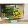 Image 3 : ERTL 1934 John Deere Model A tractor 1/16 (NIB)