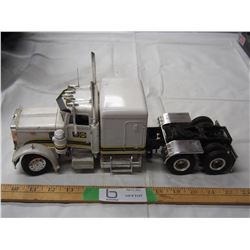 Revell 1993 1/24 Peterbilt semi toy (13 1/2" long)
