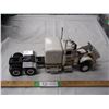 Image 3 : Revell 1993 1/24 Peterbilt semi toy (13 1/2" long)