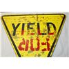 Image 2 : Antique yield sign