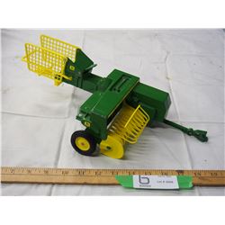 John Deere model 336 square baler 1/16 scale toy