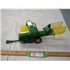 Image 3 : John Deere model 336 square baler 1/16 scale toy