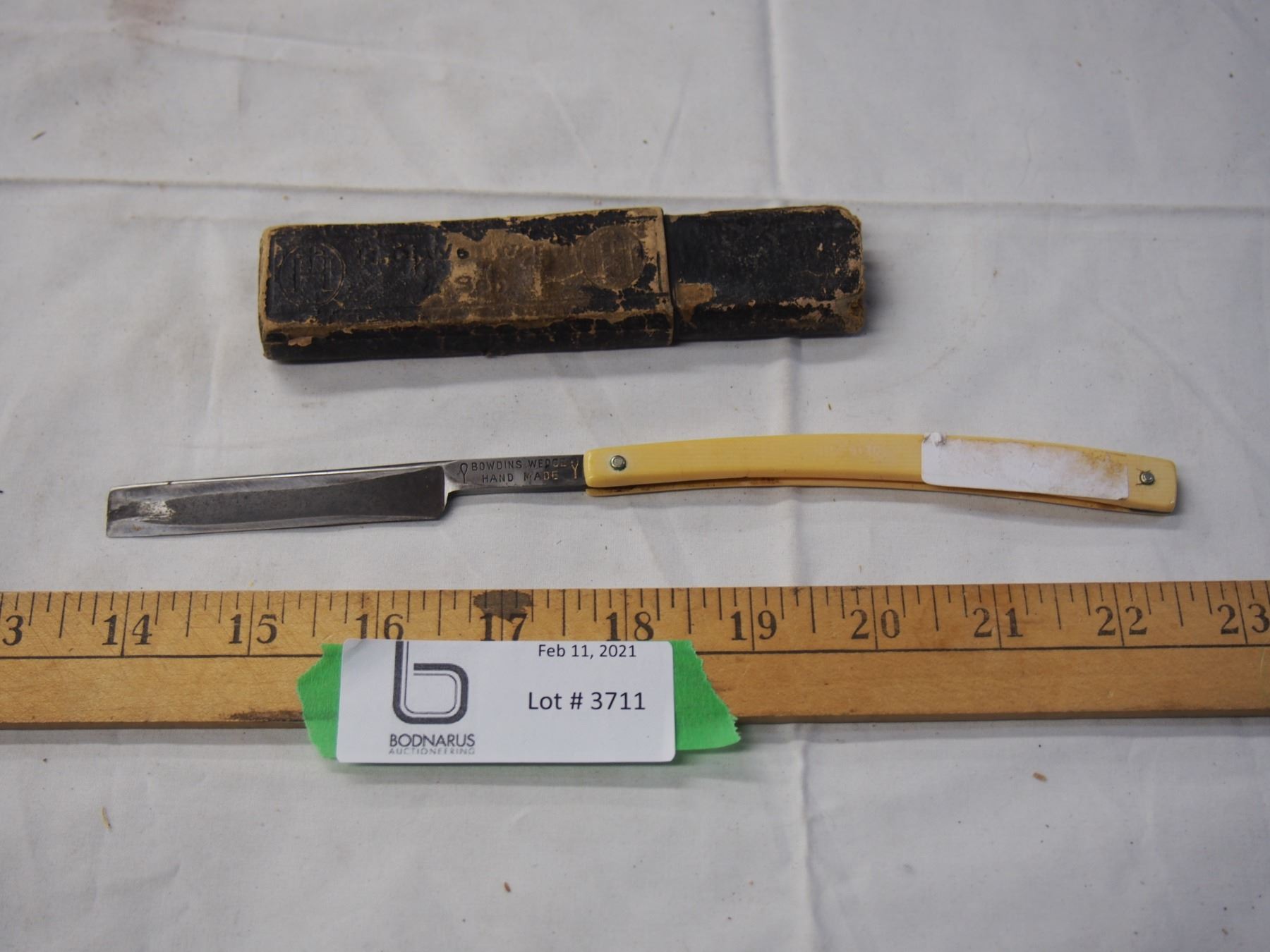 Bowing handmade straight razor with case