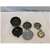 Image 1 : 4 compasses