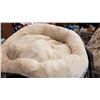 Image 2 : LARGE PAWS UP DOG BED