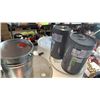 Image 2 : 3 plastic barrels and three metal jugs