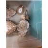Image 2 : TOTE OF CRYSTAL AGATE, QURTZ AND CRYSTAL BALL