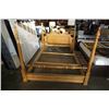 Image 2 : OAK QUEEN SIZE POSTER BEDFRAME