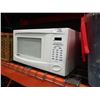 Image 2 : KENMORE QUICK TOUCH WHITE MICROWAVE