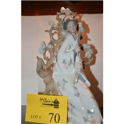 LLADRO PORCELAIN GEISHA FIGURINE (12" H)