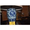Image 2 : CHINESE BLUE & WHITE TABLE LAMP (DAMAGED STAND)