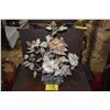 Image 1 : CHINESE SEMI-PRECIOUS STONE FLORAL ARRANGEMENT