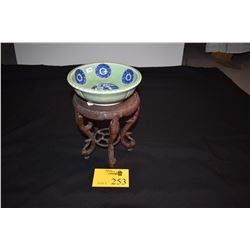 MIXED LOT: JAPANESE IMARI AND CHINESE ROSEWOOD STAND (CRACK)