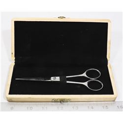 PROFESSIONAL SCISSORS IN WOODEN CASE