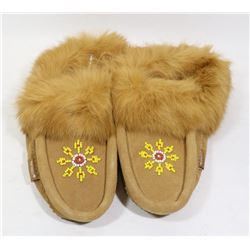 LADIES MOCCASINS SIZE 8