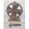Image 2 : CAST 5 LINE ROPE WEAVER W/ WOODEN HANDLE (WONDER MFG. CO. BRANTFORD, ON)