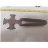 Image 9 : CAST 5 LINE ROPE WEAVER W/ WOODEN HANDLE (WONDER MFG. CO. BRANTFORD, ON)