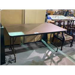 FOLDING TABLE