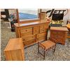 Image 2 : 166 - Dresser with Mirror 