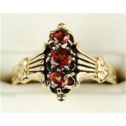 ANTIQUE STYLE GOLD RING w 3 GARNETS (61381)