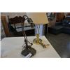 Image 2 : 2 TABLE LAMPS, BRASS AND FLOWER
