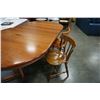 Image 2 : ROUND MAPLE DINING TABLE WITH 2 LEAFS 4 CHAIRS