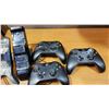 Image 2 : 3 WIRELESS XBOX ONE CONTROLLERS WITH 5 RECHARGABLE BATTERY PACKS AND 2 STAND UP CHARGERS