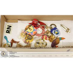 BOX OF ESTATE BROOCHES