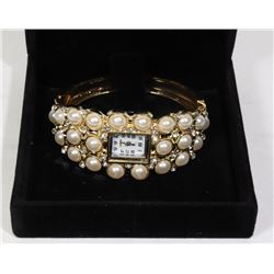 WOMENS PEARL LOOK WATCH IN DISPLAY BOX