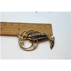 13)  VINTAGE GOLD TONE AND PEARL BROOCH